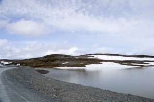 Lac, neige et rocaille